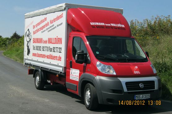 roter-Transporter-mit-Werbung-der-Baumann-GmbH-auf-der-Trageflaeche