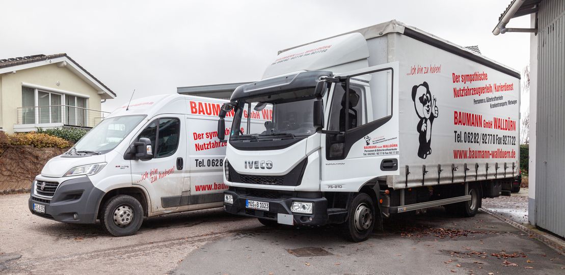 roter-Transporter-mit-Werbung-der-Baumann-GmbH-auf-der-Trageflaeche